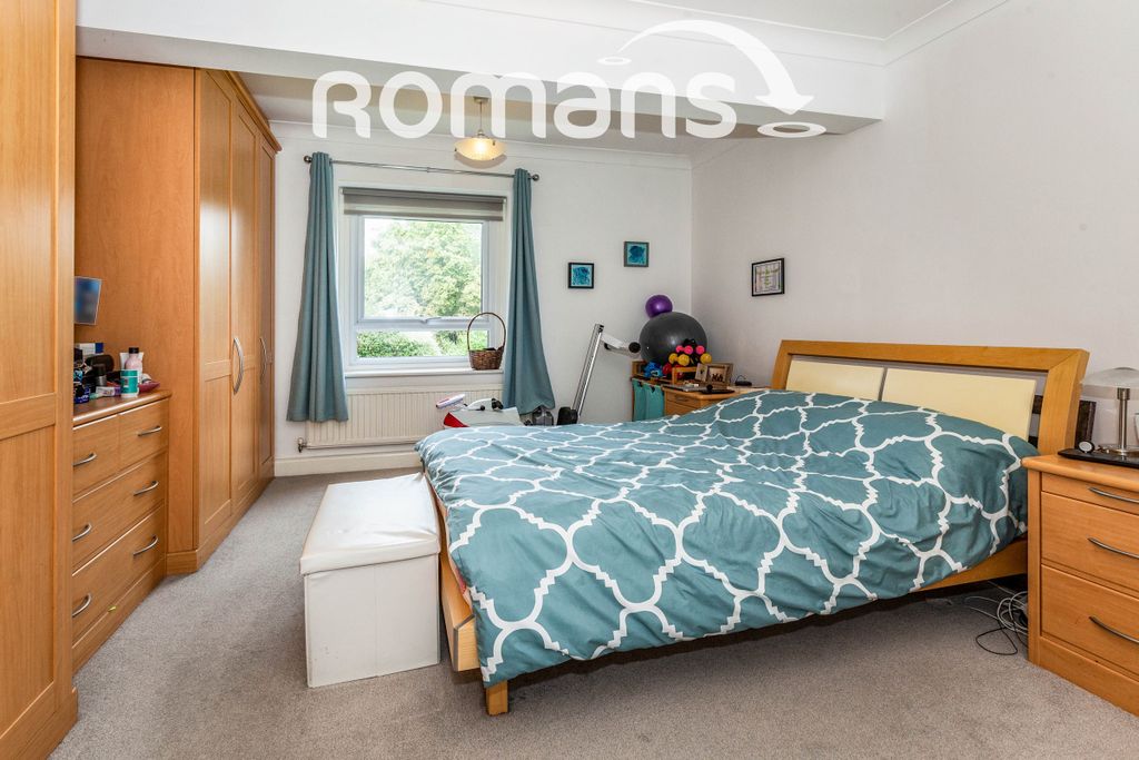 Property photo 3 of 13 4 Bedroom