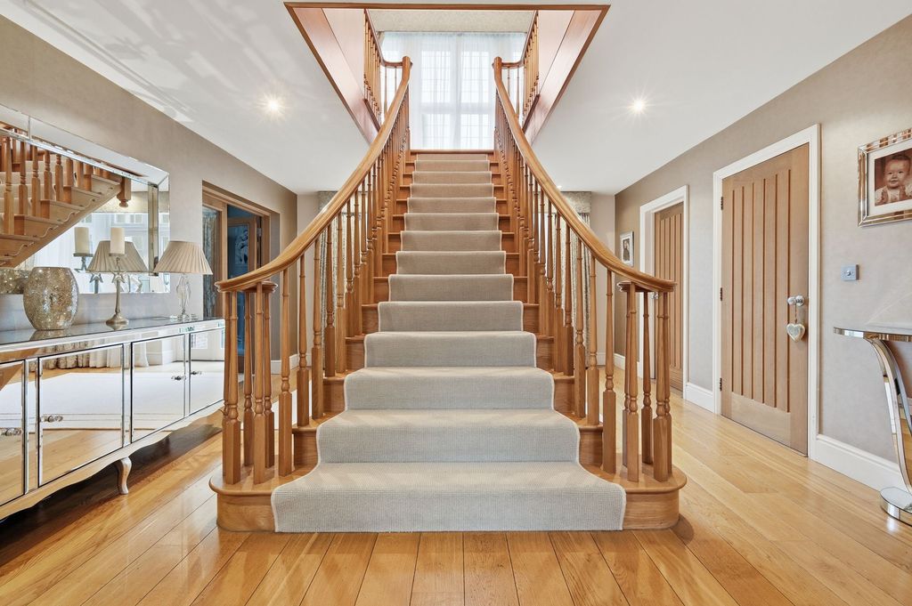 Property photo 3 of 35 Entrance Hallway