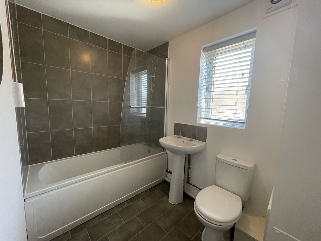 Property photo 3 of 10 Bathroom