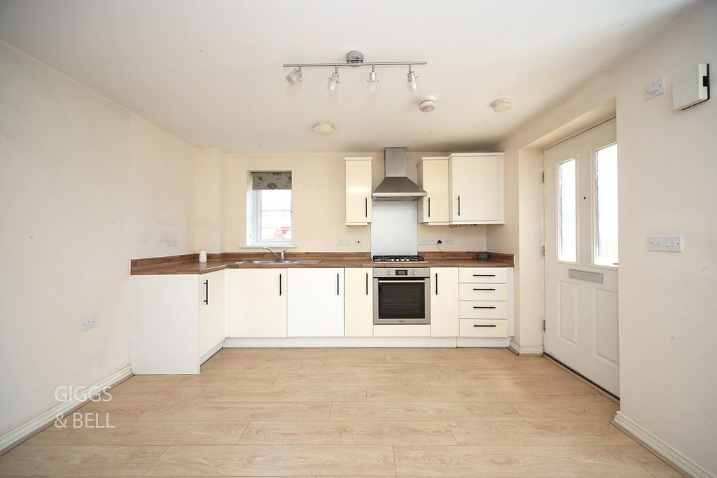 Property photo 2 of 10 5161901