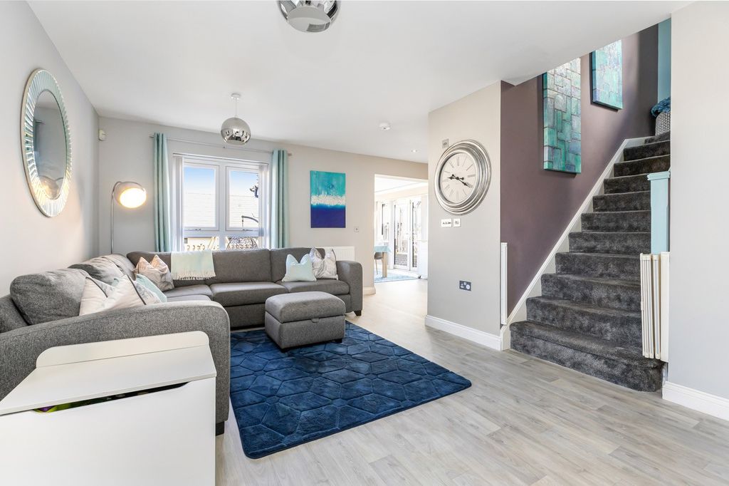 Property photo 2 of 23