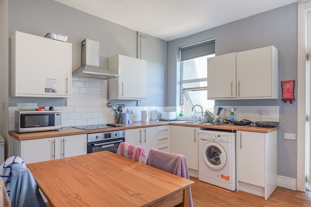 Property photo 2 of 18 Kitchen 1