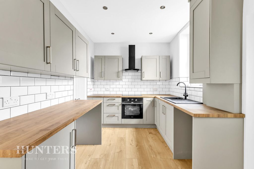 Property photo 2 of 18 Kitchen