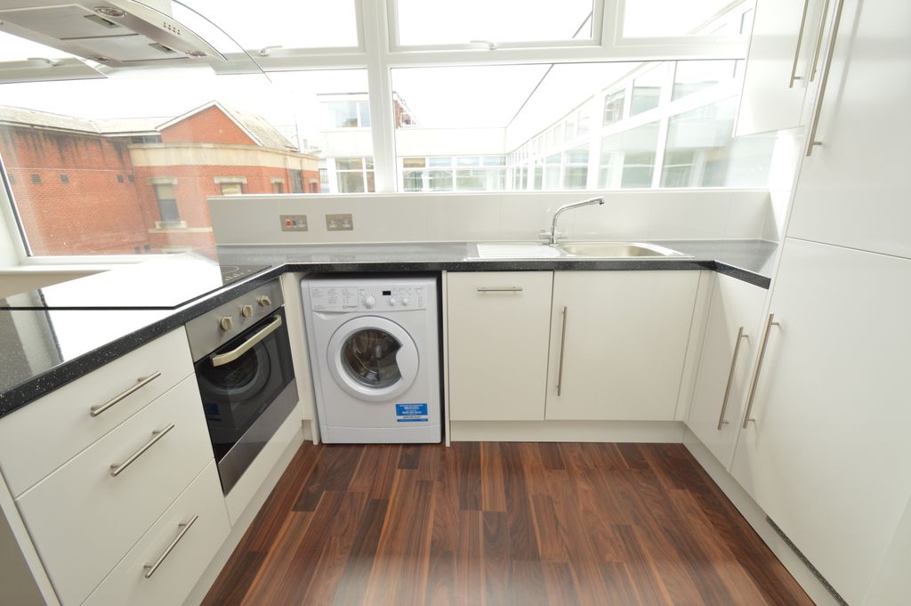 Property photo 2 of 4 35 Zenith House Kitc