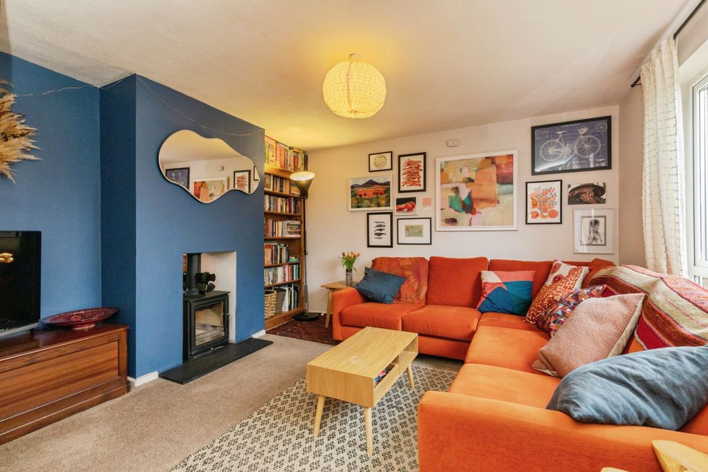 Property photo 3 of 21 Living Room