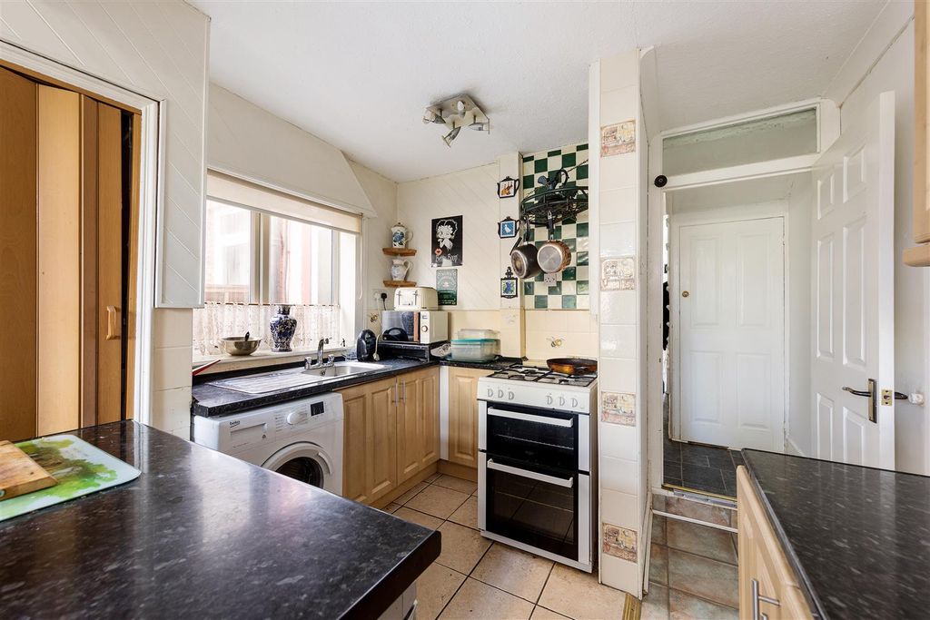 Property photo 3 of 27 St Johns Road, E17