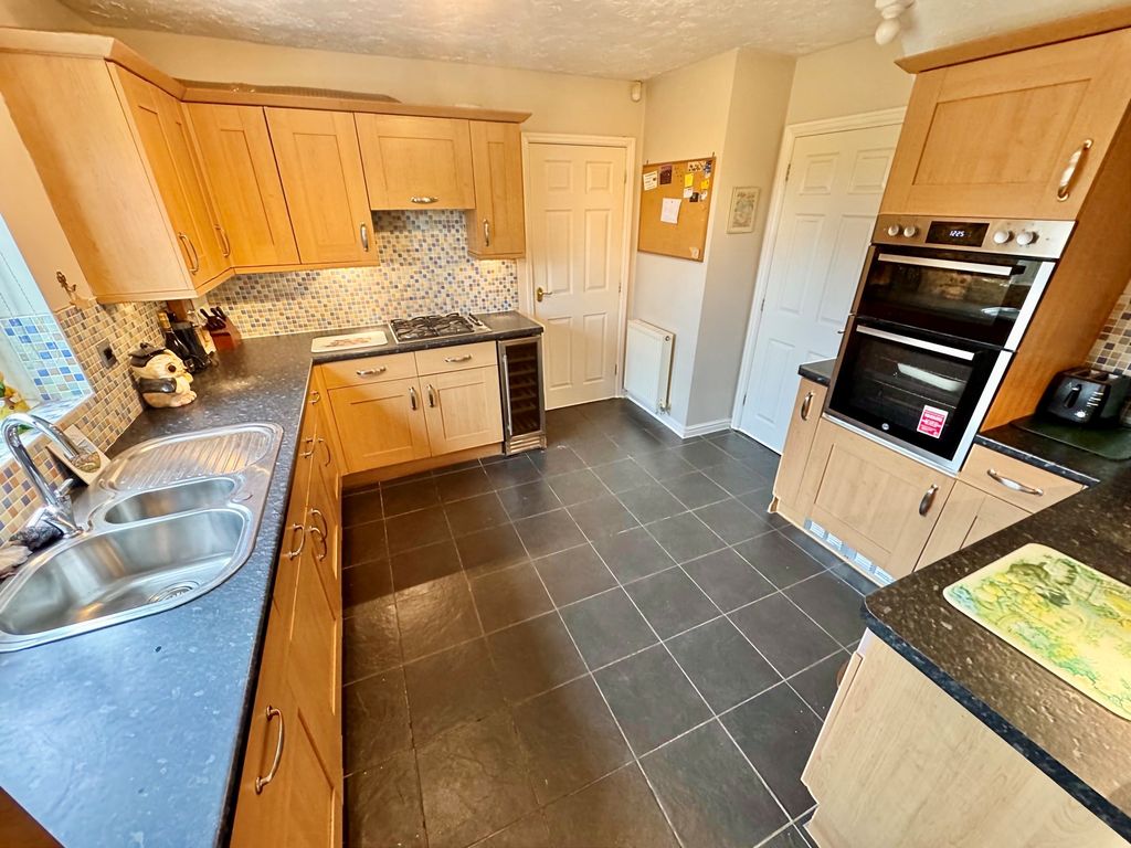 Property photo 3 of 17 Kitchen