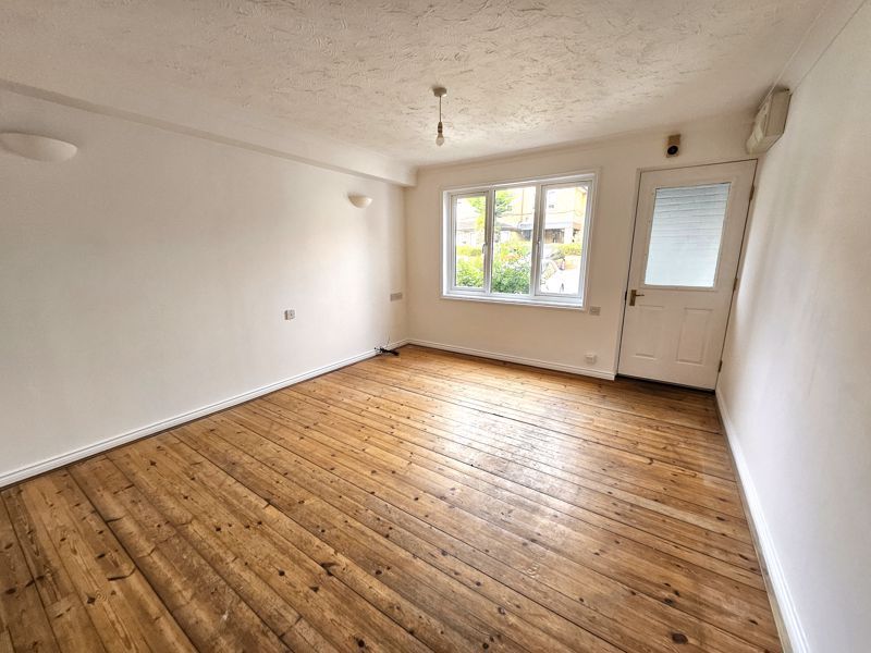 Property photo 1 of 8 Photo 7