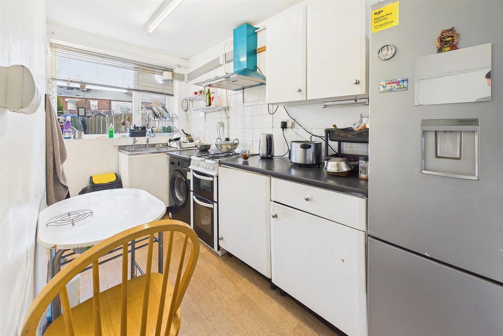 Property photo 3 of 7 Kitchen