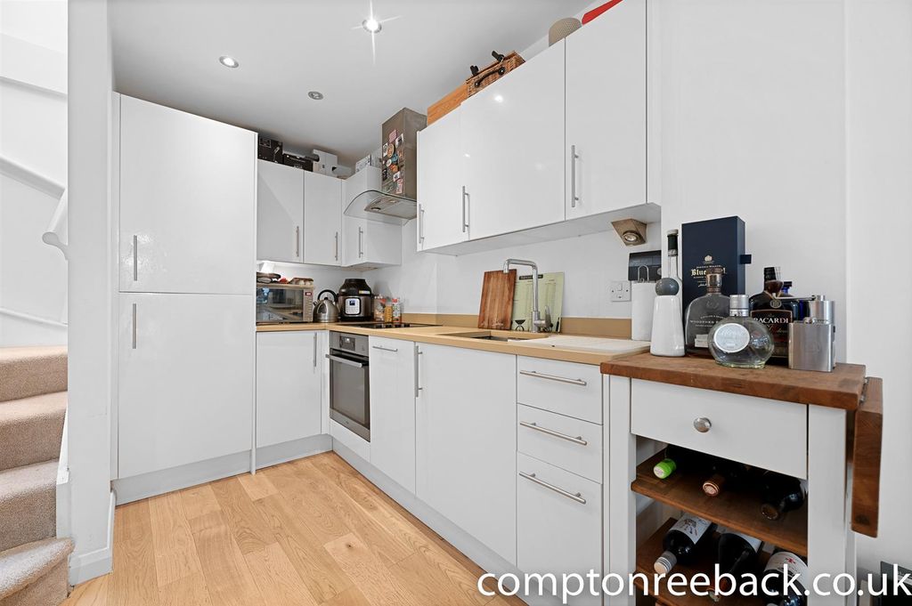 Property photo 3 of 10 Kitchen