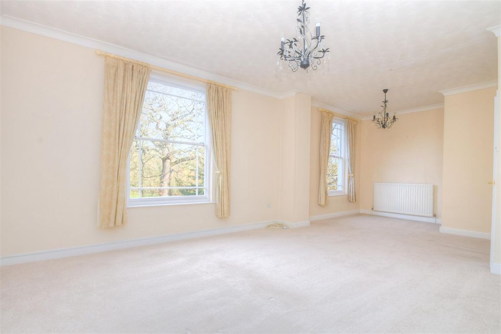 Property photo 2 of 11 Lounge.Jpg