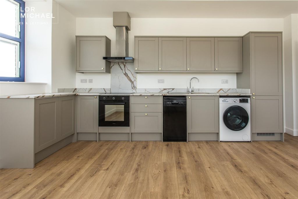 Property photo 2 of 19 Kitchen