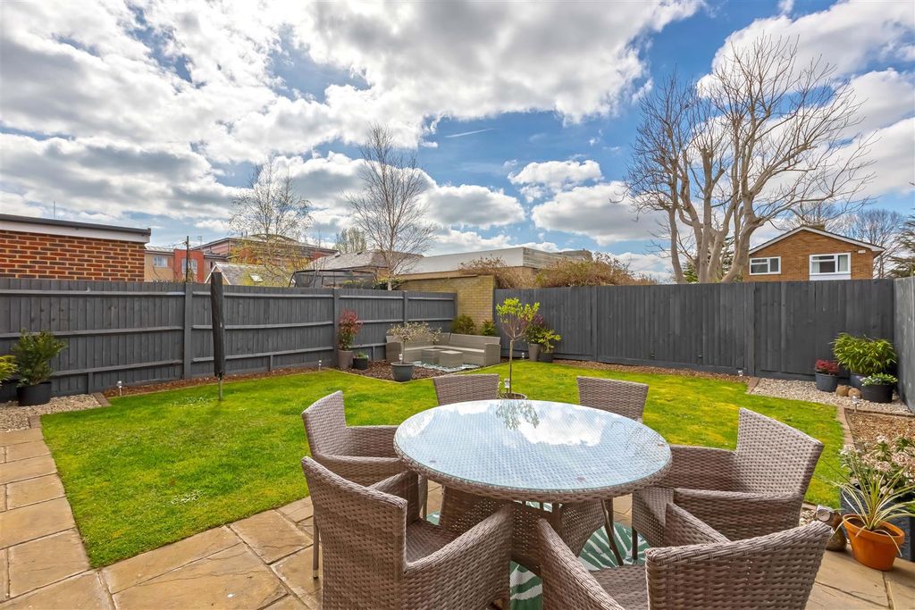 Property photo 2 of 19 Weald Place_20.Jpg