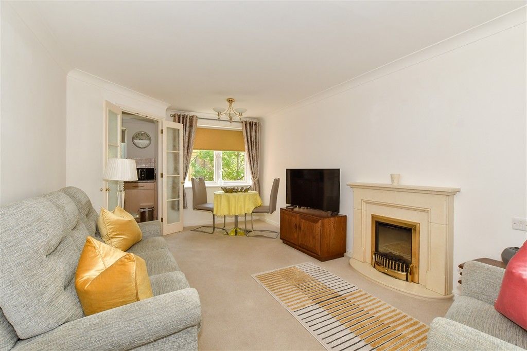 Property photo 1 of 12 Lounge