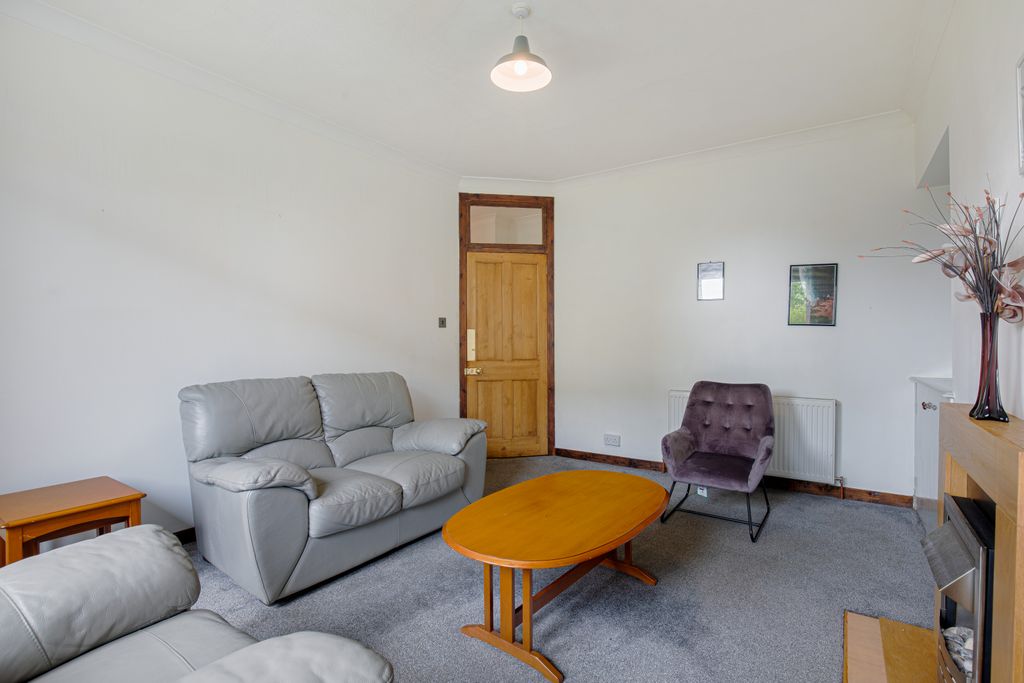 Property photo 2 of 11 Living2