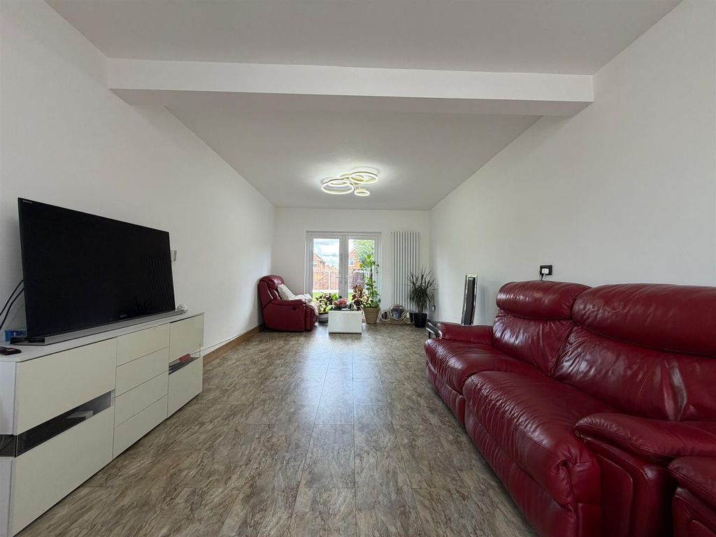 Property photo 2 of 12 Through Lounge