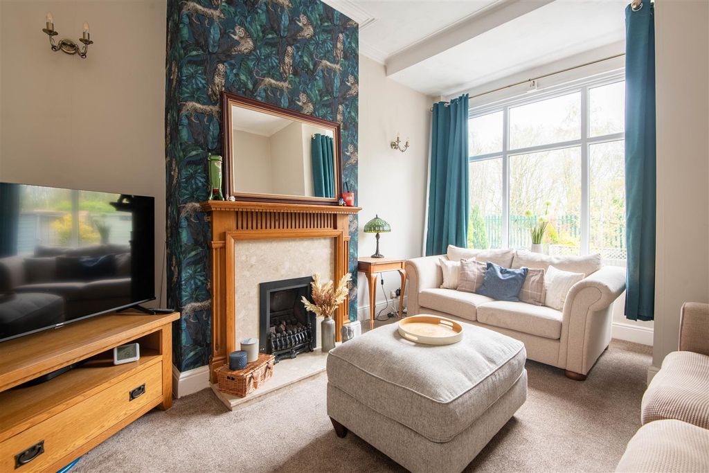 Property photo 2 of 17 Lounge