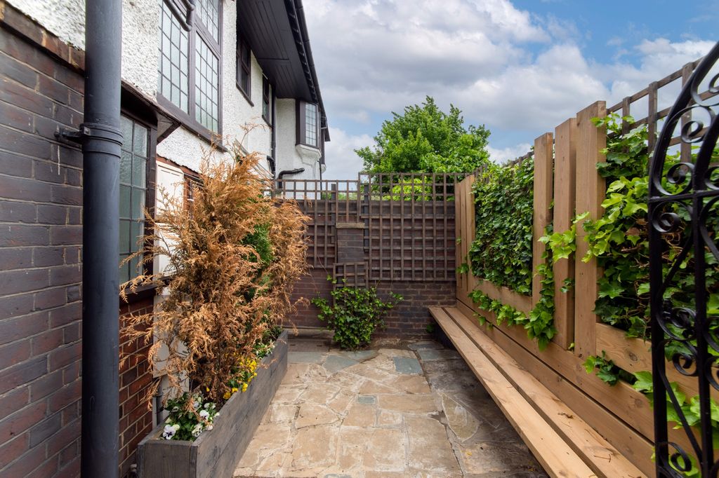 Property photo 2 of 10 Photo 3