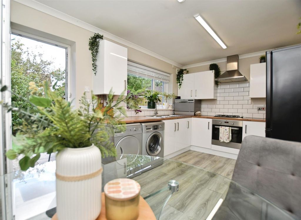 Property photo 2 of 18 2Acdf309-Diningkit 20Close.Jpg