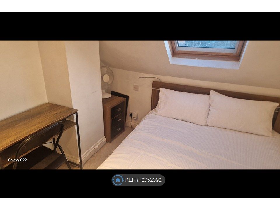 Property photo 2 of 10 King Sized Bed With Two Side Lights