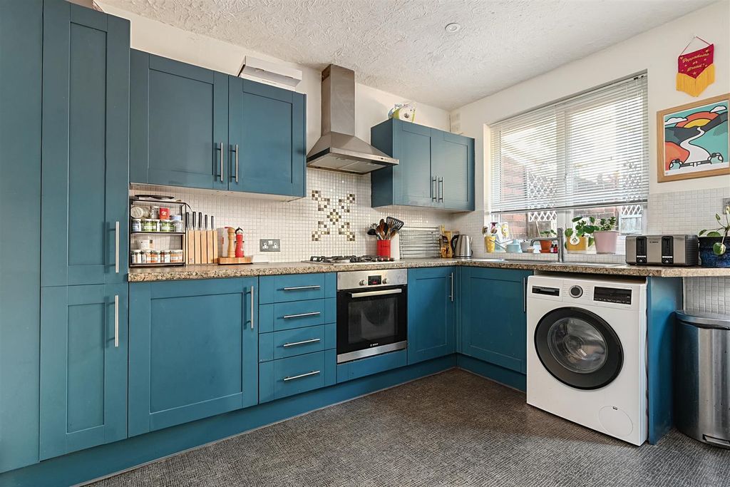 Property photo 2 of 15 Windlesham Close, Bn41 (6).Jpg