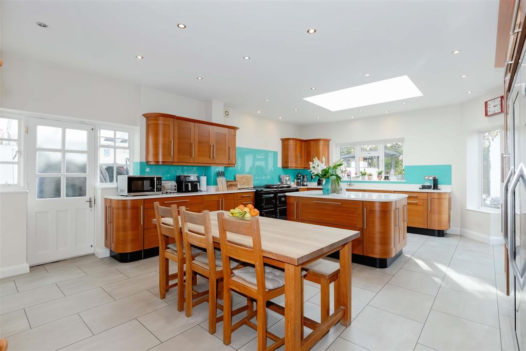 Property photo 2 of 32 Shaftesbury Avenue_24.Jpg