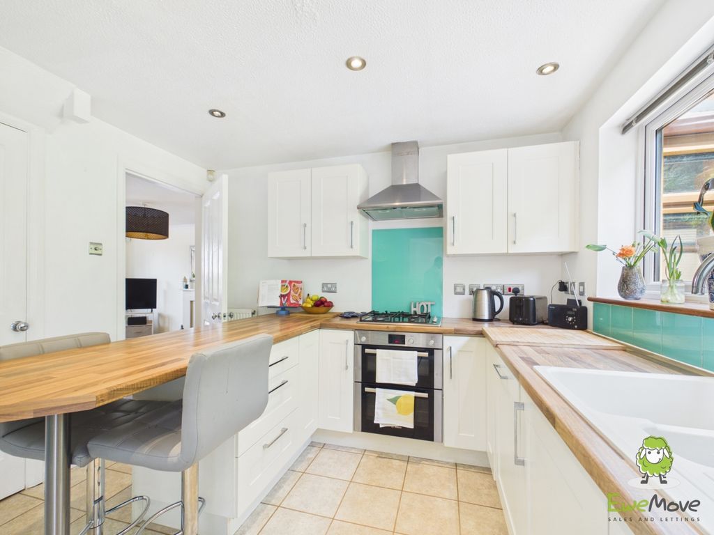 Property photo 3 of 29 Ewemove Estate Agents Basingstoke - Highwood Ridge