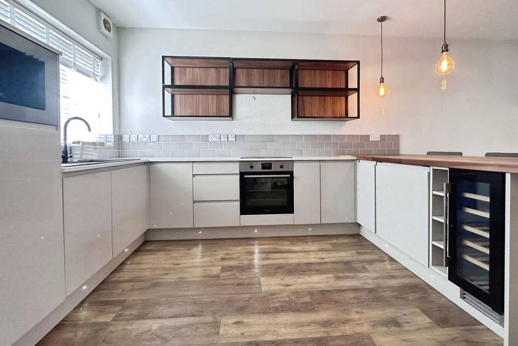 Property photo 3 of 11 Kitchen