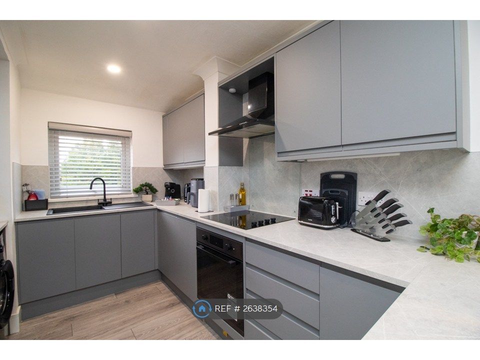 Property photo 2 of 16 Modern Kitchen