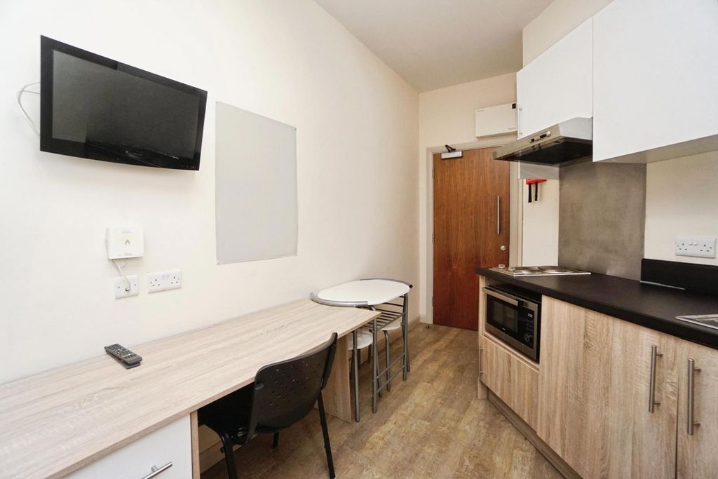 Property photo 1 of 10 Living Space