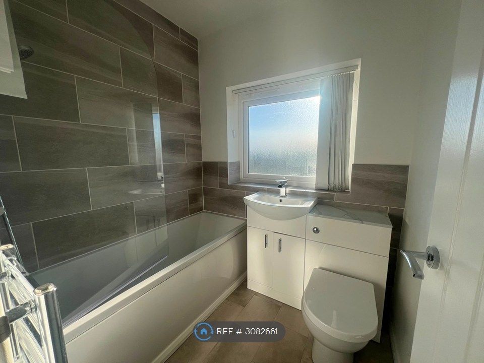 Property photo 2 of 18 Bathroom