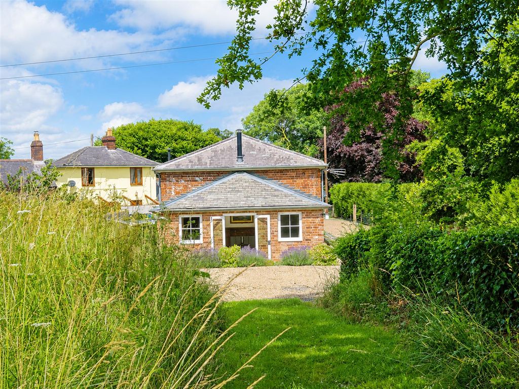 Property photo 2 of 22 2d0F6B0Da-1361-40Cb-A10B-c516438B1d85.Png