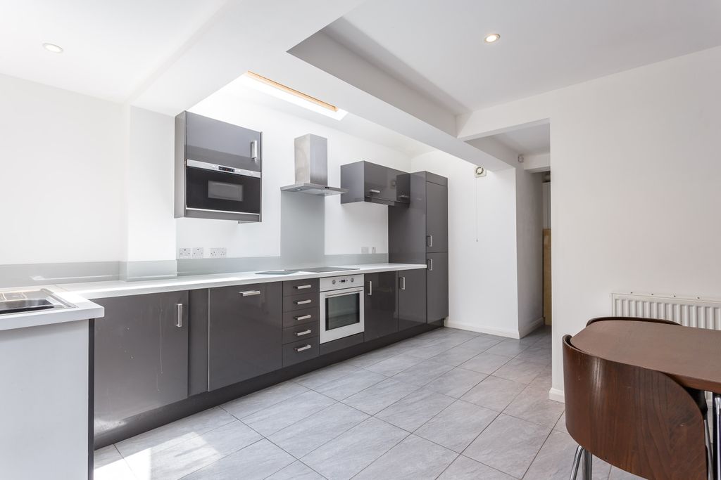 Property photo 3 of 11 Kitchen 4