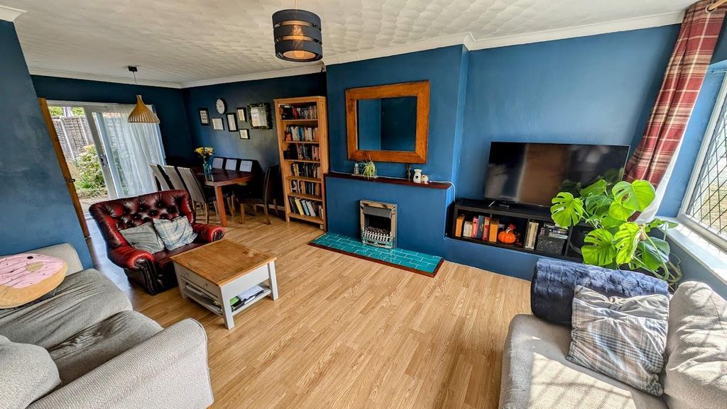 Property photo 2 of 12 5 Sunningdale Lounge.Jpg