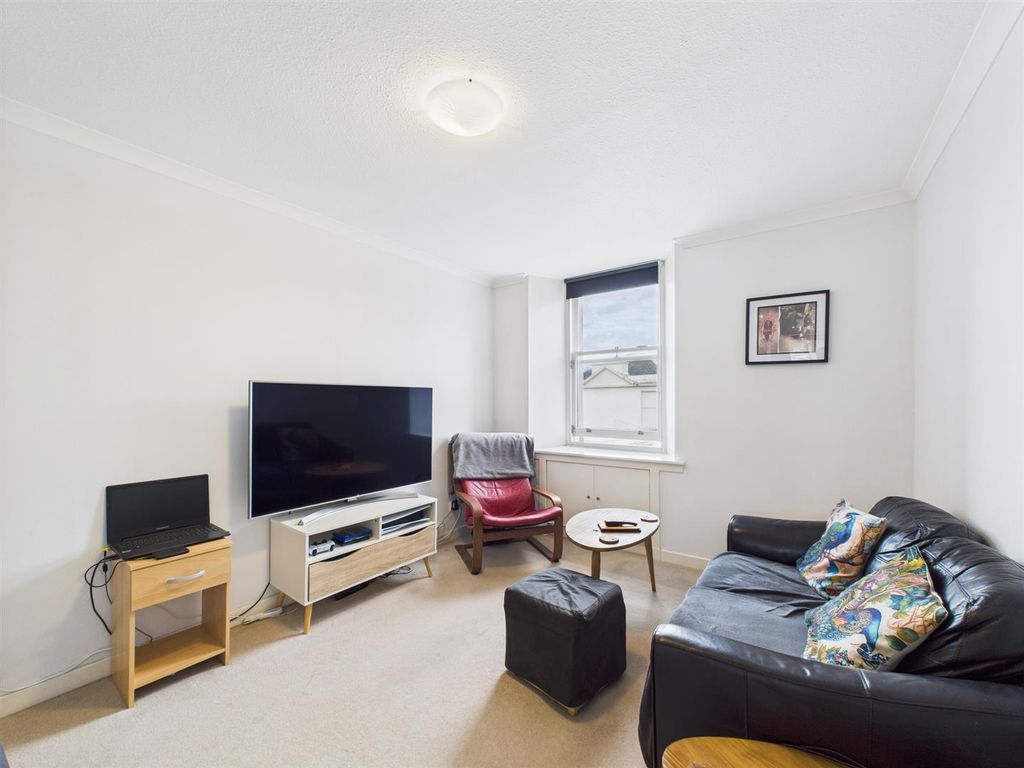 Property photo 3 of 11 Cam01486G0-Pr0810-Still003.Jpg