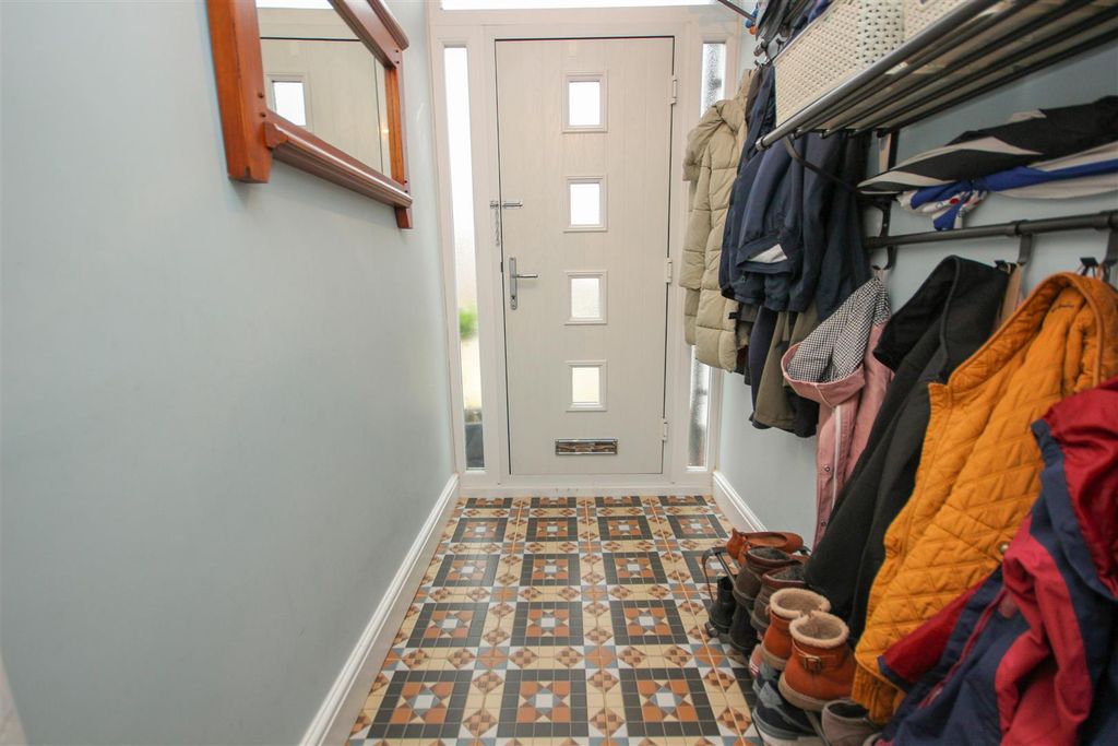 Property photo 3 of 21 Entrance Hall.Jpg