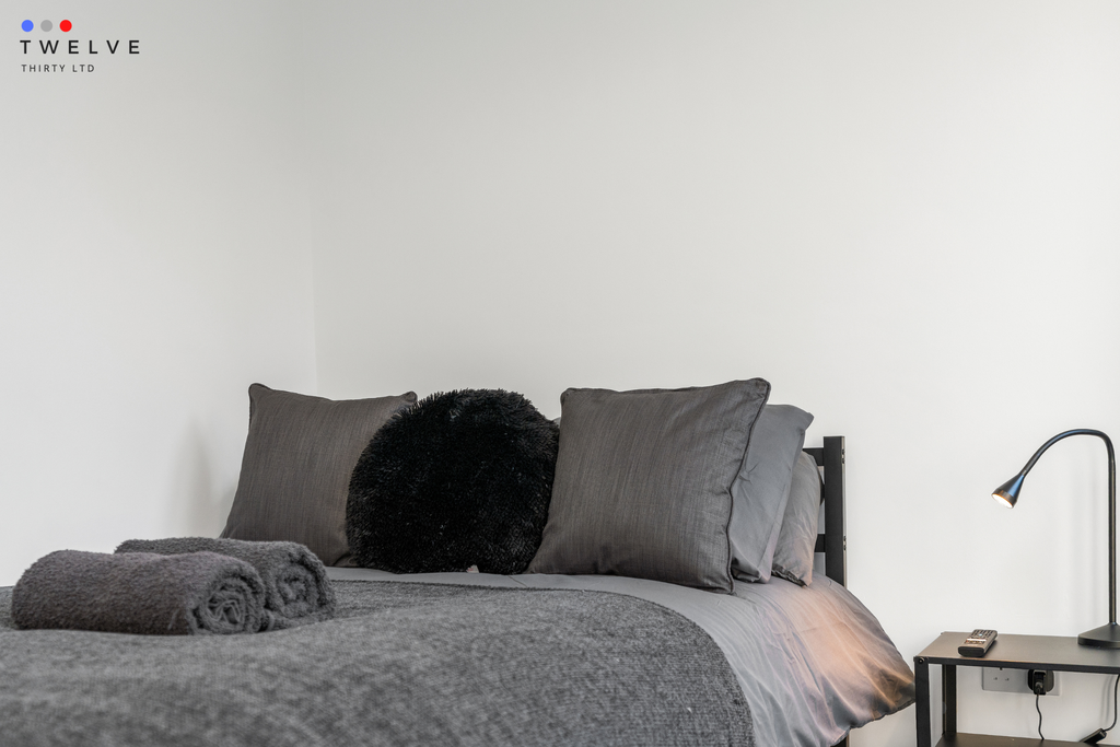 Property photo 3 of 8 Room 4