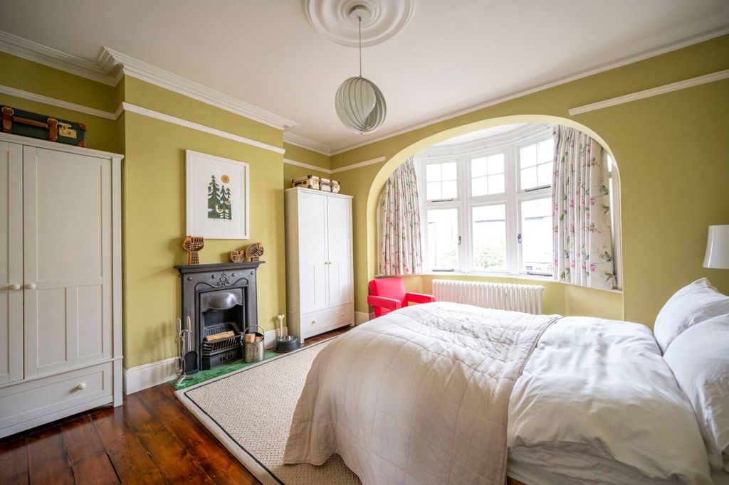 Property photo 2 of 32