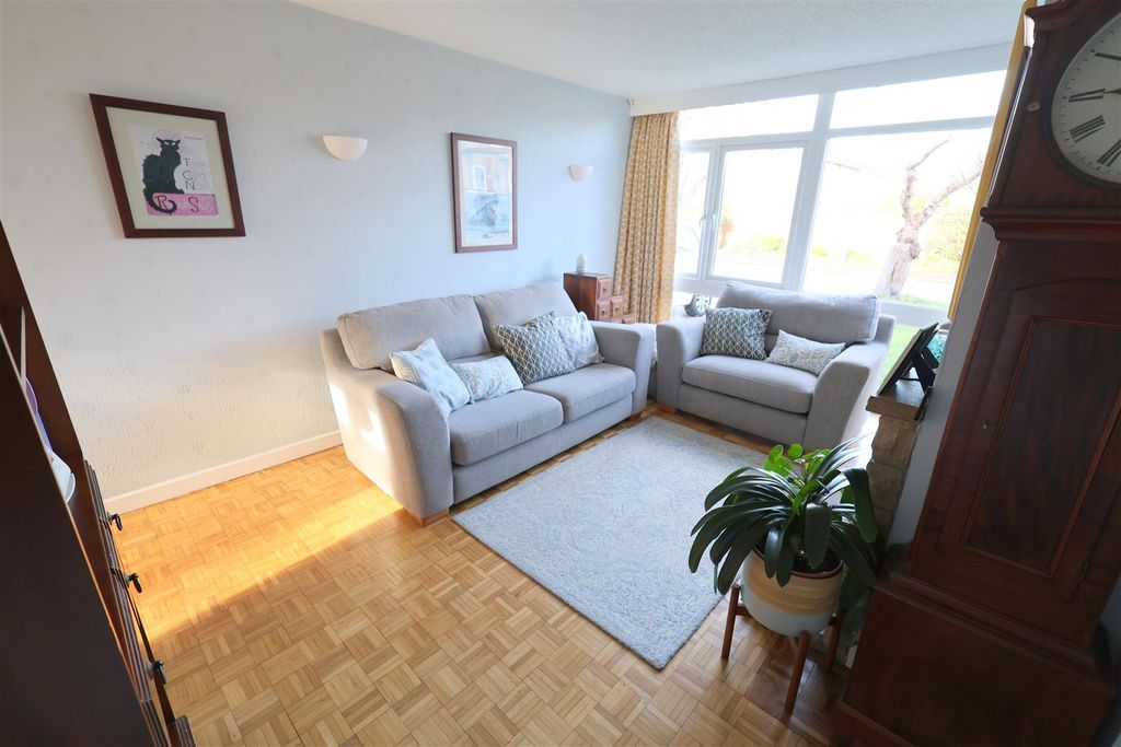 Property photo 3 of 28 Wd Lounge iv.Jpg