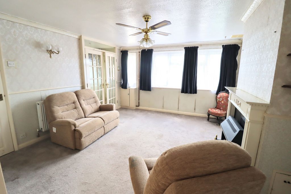 Property photo 3 of 12 Lounge