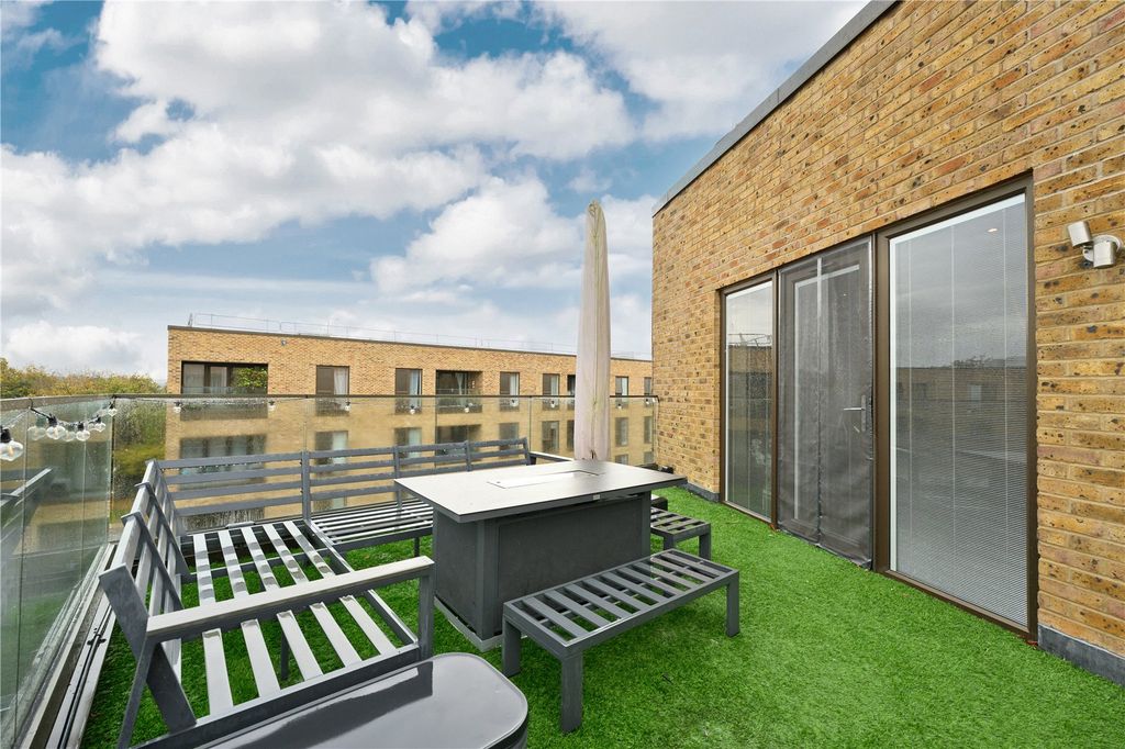 Property photo 2 of 11 Terrace