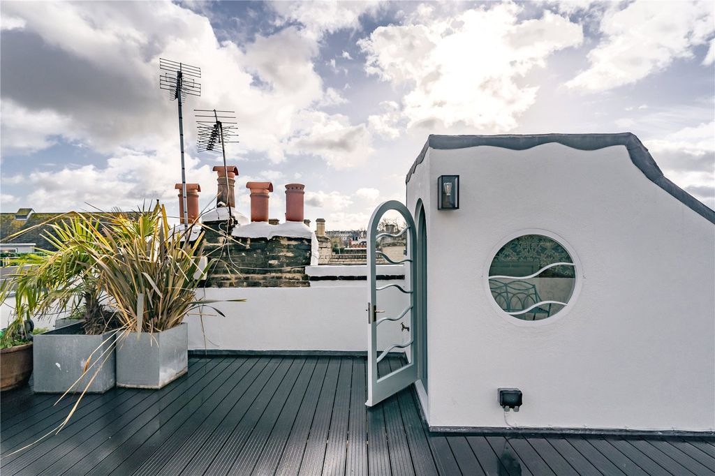 Property photo 2 of 13 Roof Terrace