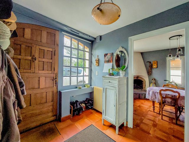 Property photo 2 of 27