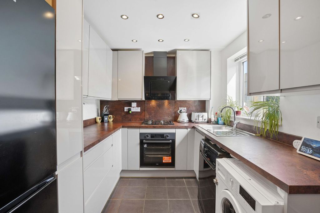 Property photo 3 of 11 Kitchen