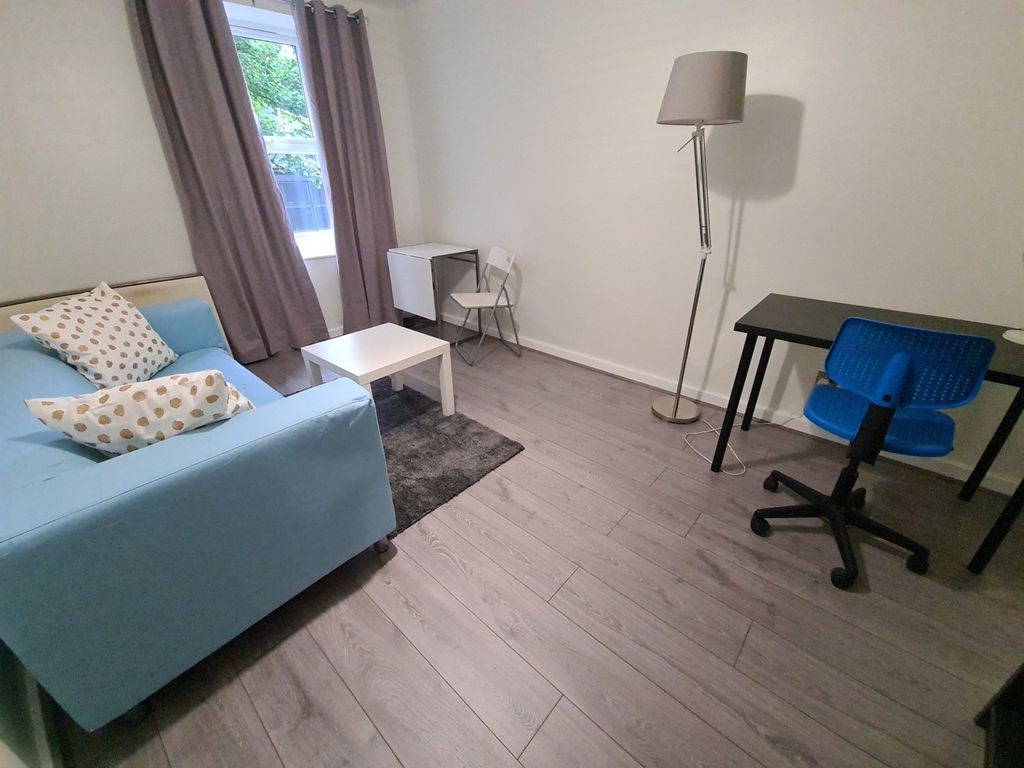 Property photo 3 of 5 A Bright And Tidy Single Bedroom Featuring A Comfo...