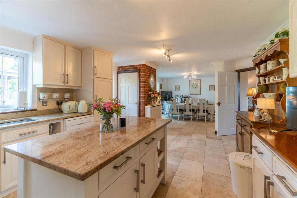 Property photo 3 of 40 Kitchen/Breakfast /Entertainment Room