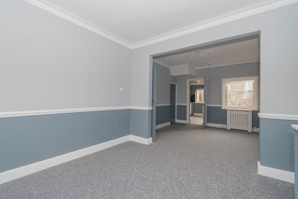 Property photo 3 of 8 Picture 3