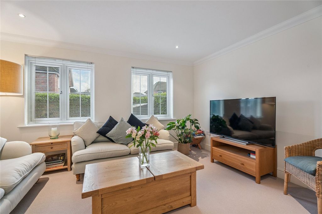 Property photo 2 of 18 Sitting Room