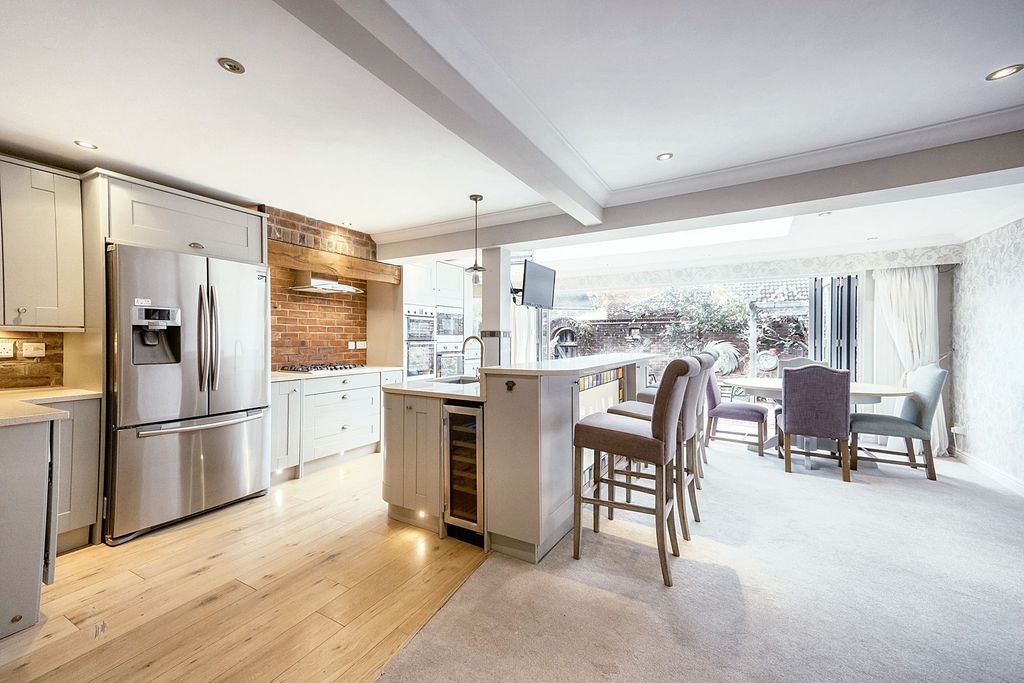 Property photo 3 of 34