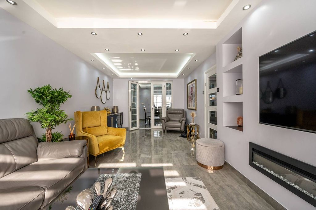 Property photo 2 of 20